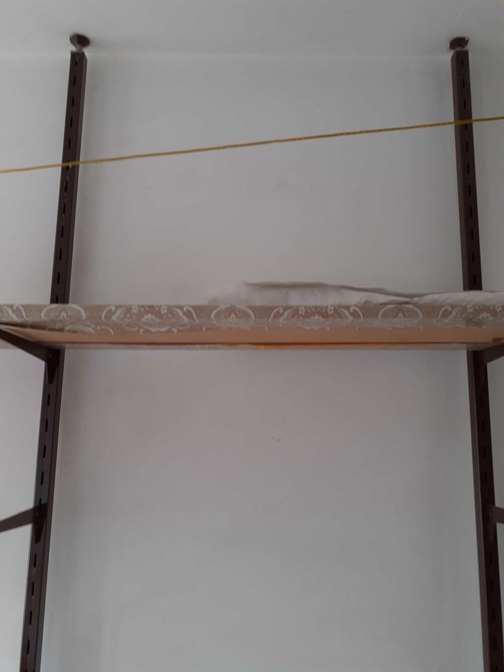 2 barres hautes, m&eacute;tal inoxydable, fixation sol et plafond avec &eacute;l&eacute;ments pour poser &eacute;tag&egrave;res, ol et plafond Meubles