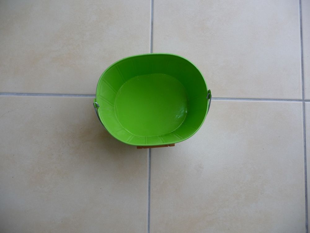 Joli panier ou seau forme ovale m&eacute;tal laqu&eacute; vert - Neuf Décoration