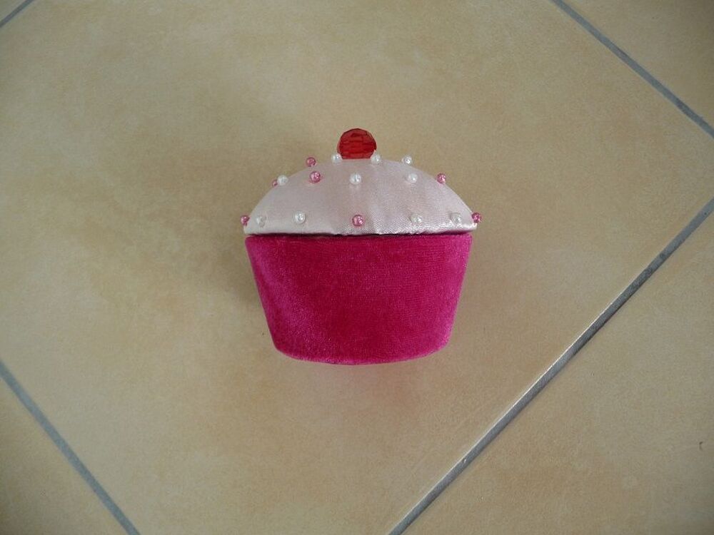 Boite &agrave; bijoux forme cup cake rose - Neuve Décoration