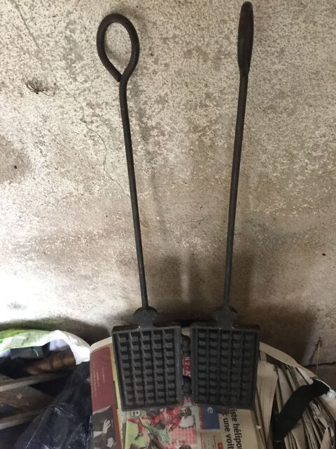 UN  GRAND GAUFIER ANCIEN EN FONTE NOIR 15 Balbigny (42)