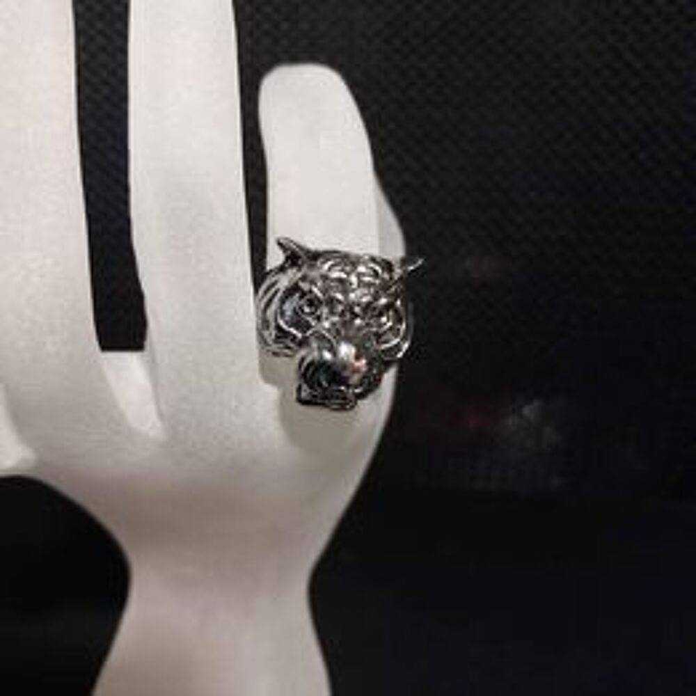Bague avec t&ecirc;te de tigre Bijoux et montres