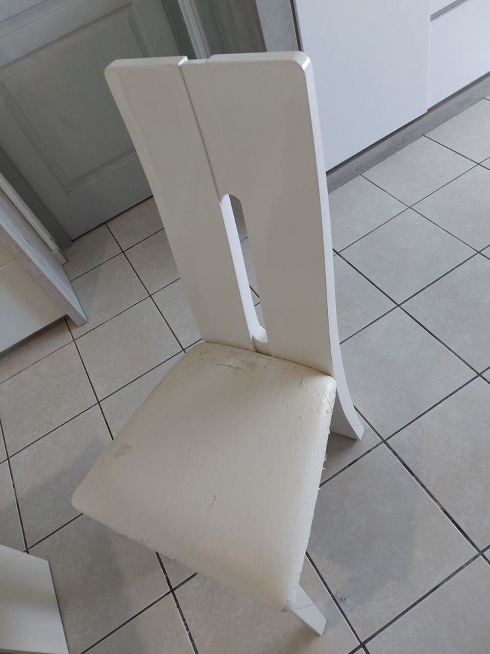 LOT DE 4 CHAISES EN BOIS LAQUE BLANC . Meubles