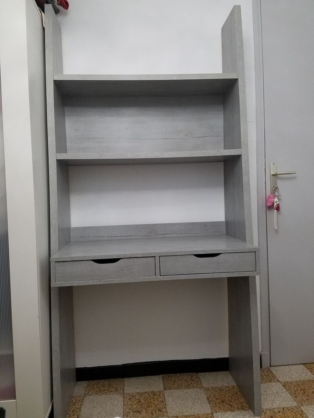 Bureau gris alin&eacute;a Meubles
