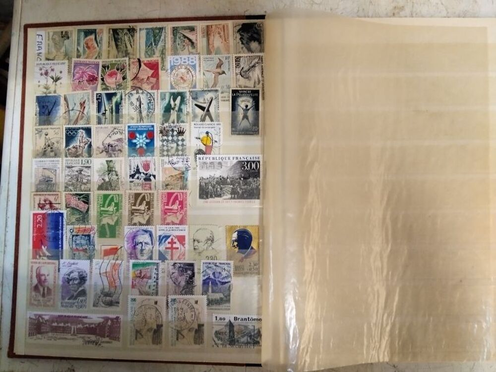 Lot de timbres de collection en classeur 