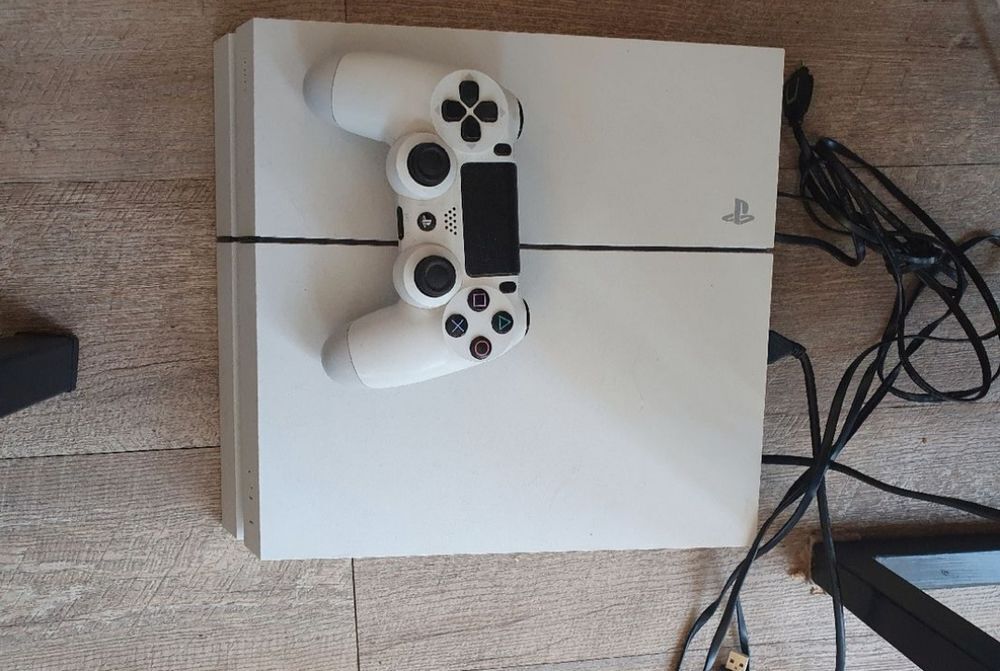 Ps4 blanche Consoles et jeux vidéos