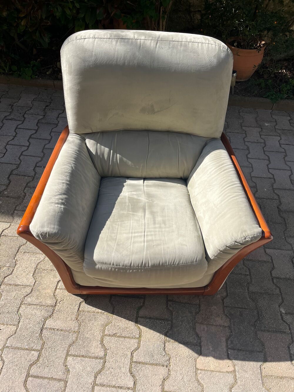 Un canap&eacute; trois places et son fauteuil assorti Meubles