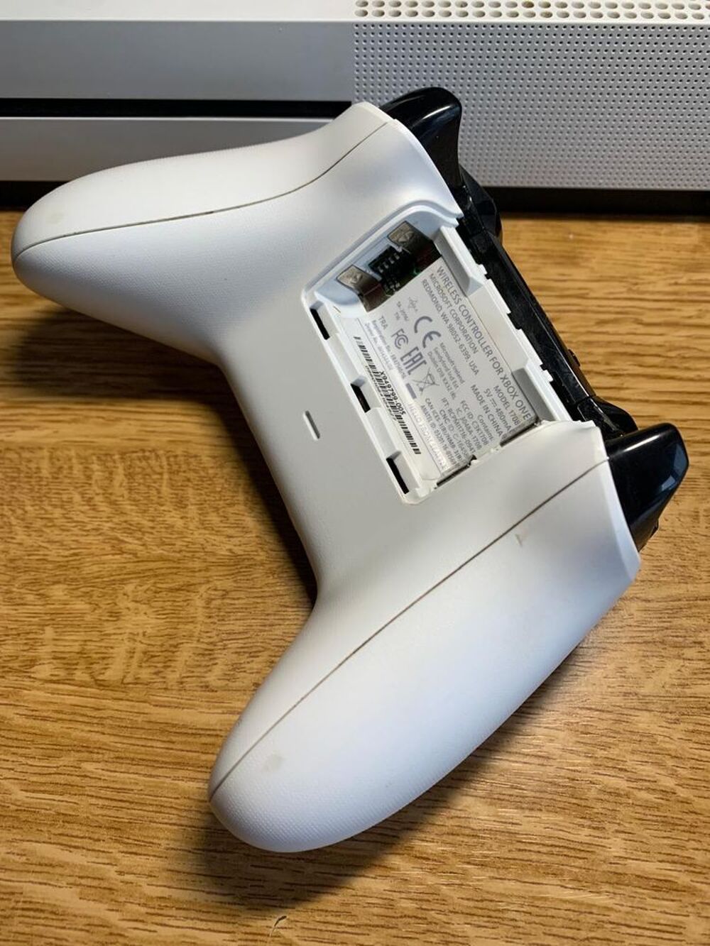 console Xbox One S blanche + 2 manettes sans fil Consoles et jeux vidéos