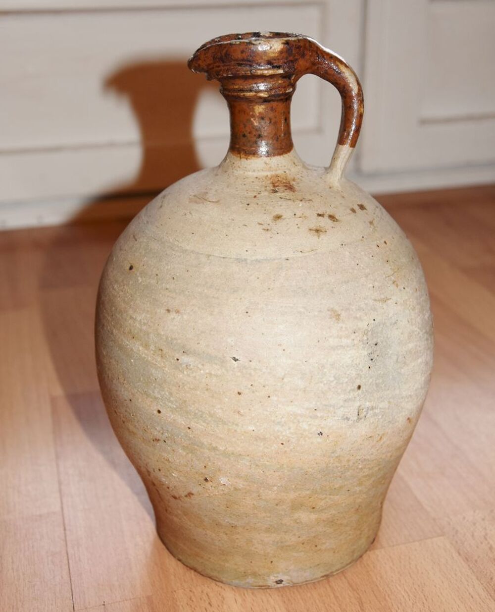 Datant ann&eacute;e 1800. Ancienne cruche pichet en gr&egrave;s. Décoration