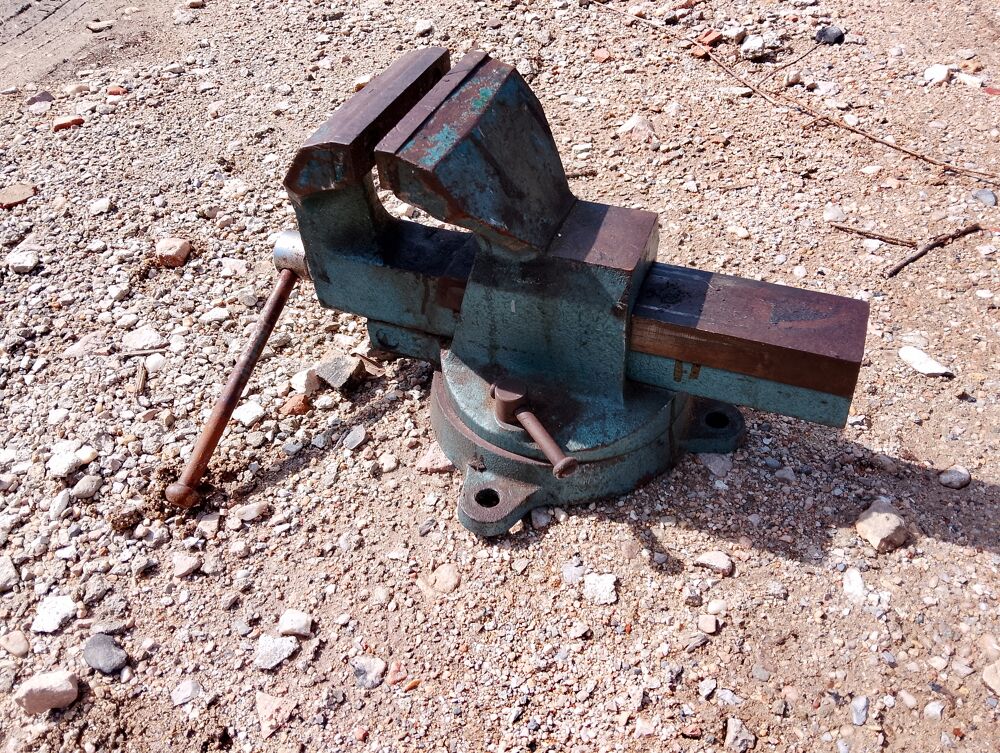 SAMBRE ET MEUSE etau 125 mm base tournante Bricolage