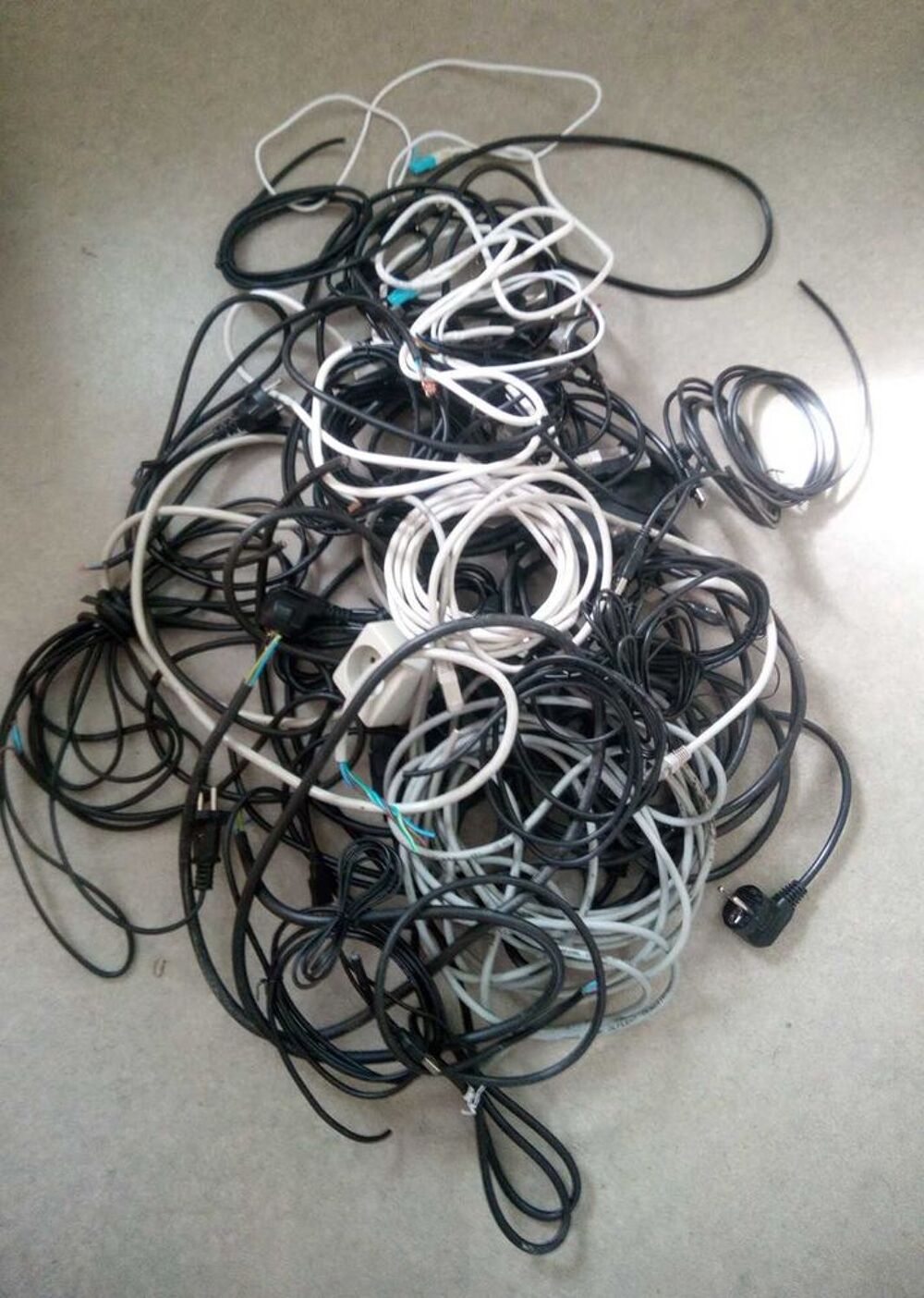 Lot c&acirc;bles &eacute;lectriques divers id&eacute;al recyclage sur Amiens Rivery. 10 €. C'est disponible... Bricolage