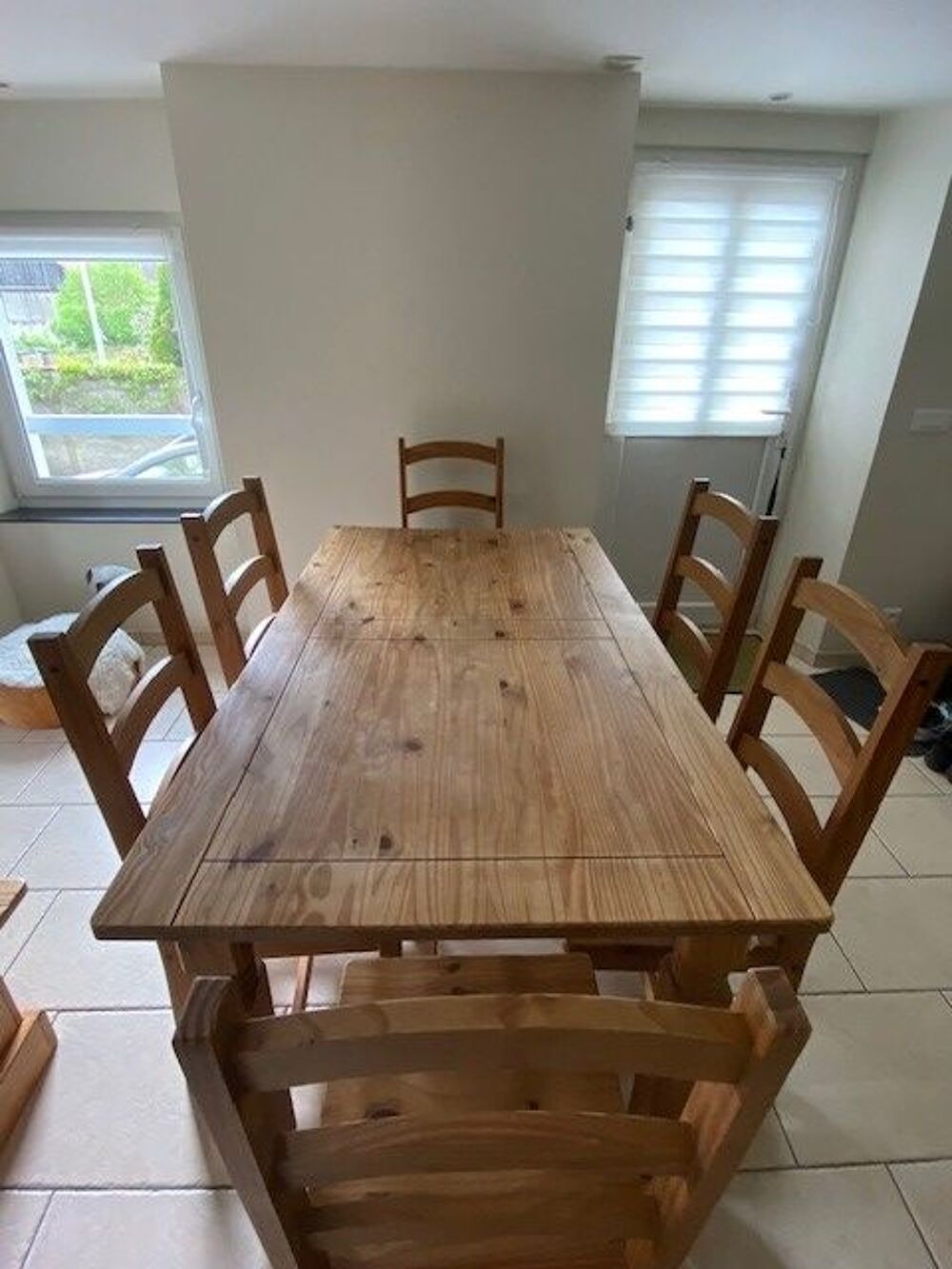 lot: table + 6 chaises en bois Meubles