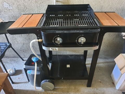 barbecue à gaz avec bouteille état neuf 120 Le Tallud (79)