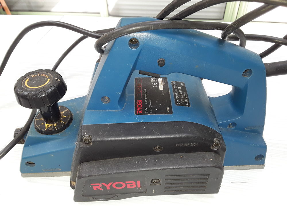 pon&ccedil;euse RYOBI L 180 - 230 v - 2.3A - 500w CE Bricolage