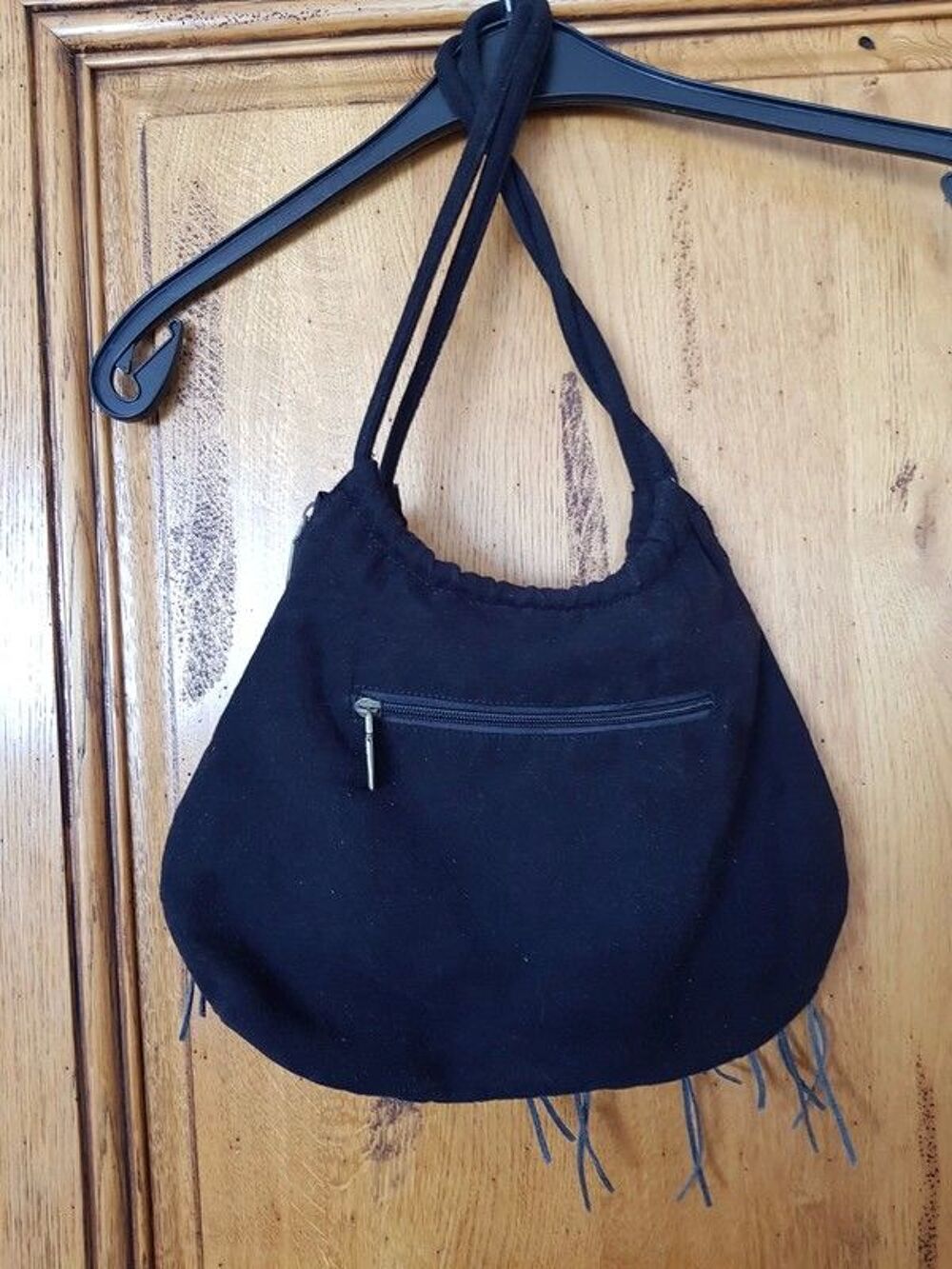 SAc a main a franges en velours noir tres bon etat poss&egrave;de d Maroquinerie