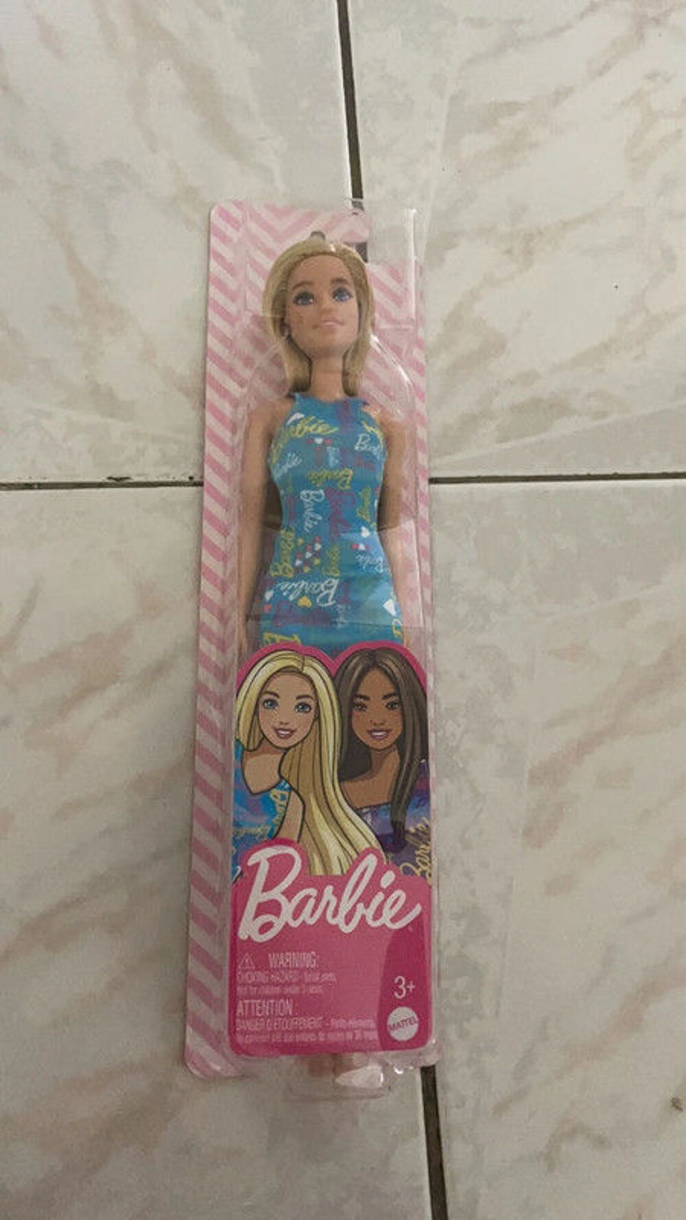 Poupee barbie avec robe barbie bleu Jeux / jouets