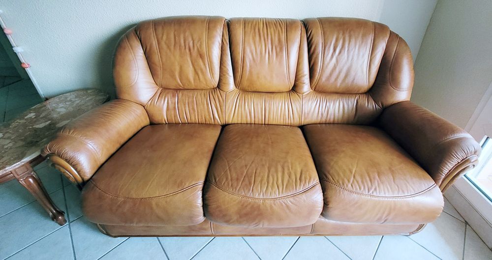 CANAP&eacute; cuir/bois marron 3 places + table basse assortie Meubles