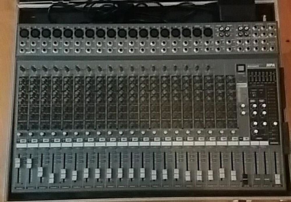 Table de mixage 24 Entrees et flight case, parfait &eacute;tat Audio et hifi