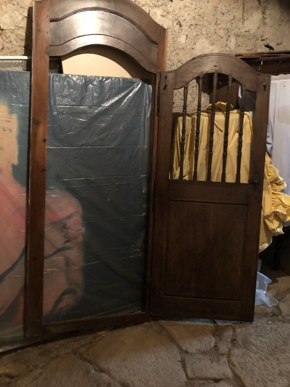 porte de confessionnal en bon &eacute;tat bois de ch&ecirc;ne haut 2metre20 largeur 86vm ouverture tirante droite Meubles