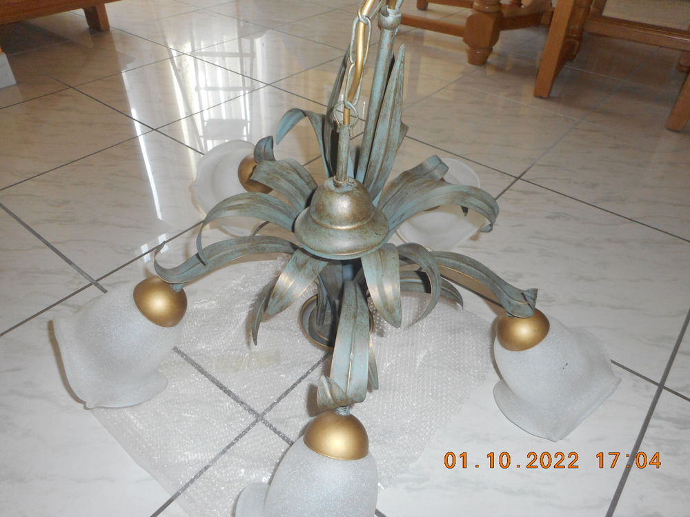 2 luminaires m&eacute;tal vert bronze
&eacute;tat neuf prix: 100€ les 2
Décoration