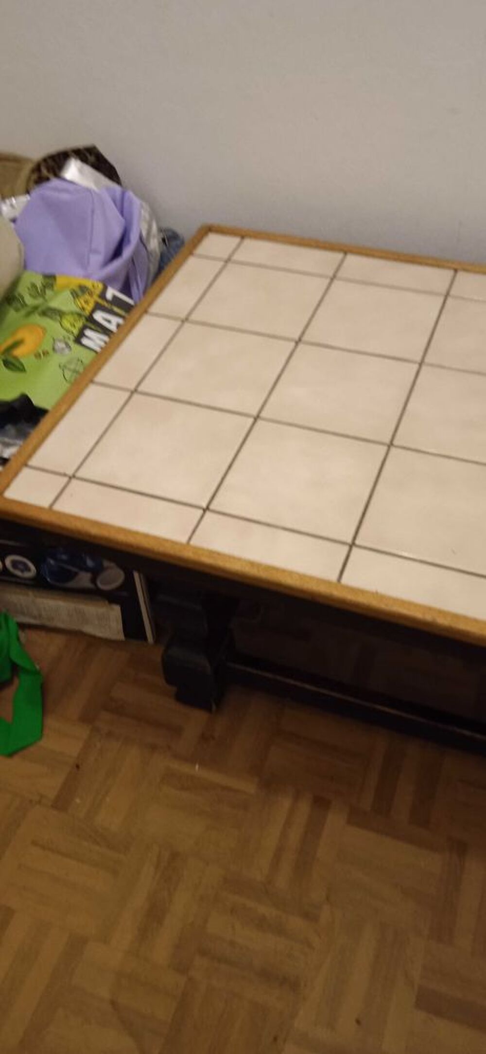 Table basse tr&egrave;s solide carrel&eacute;e sur le dessus longueur 110cm largeur 50cm hauteur 40cm Meubles