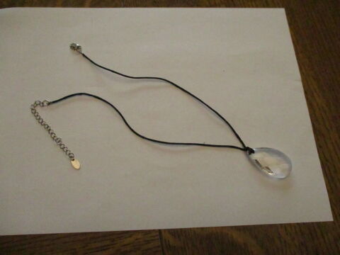collier fantaisie avec galet transparent sur le milieu 0 M�rignies (59)