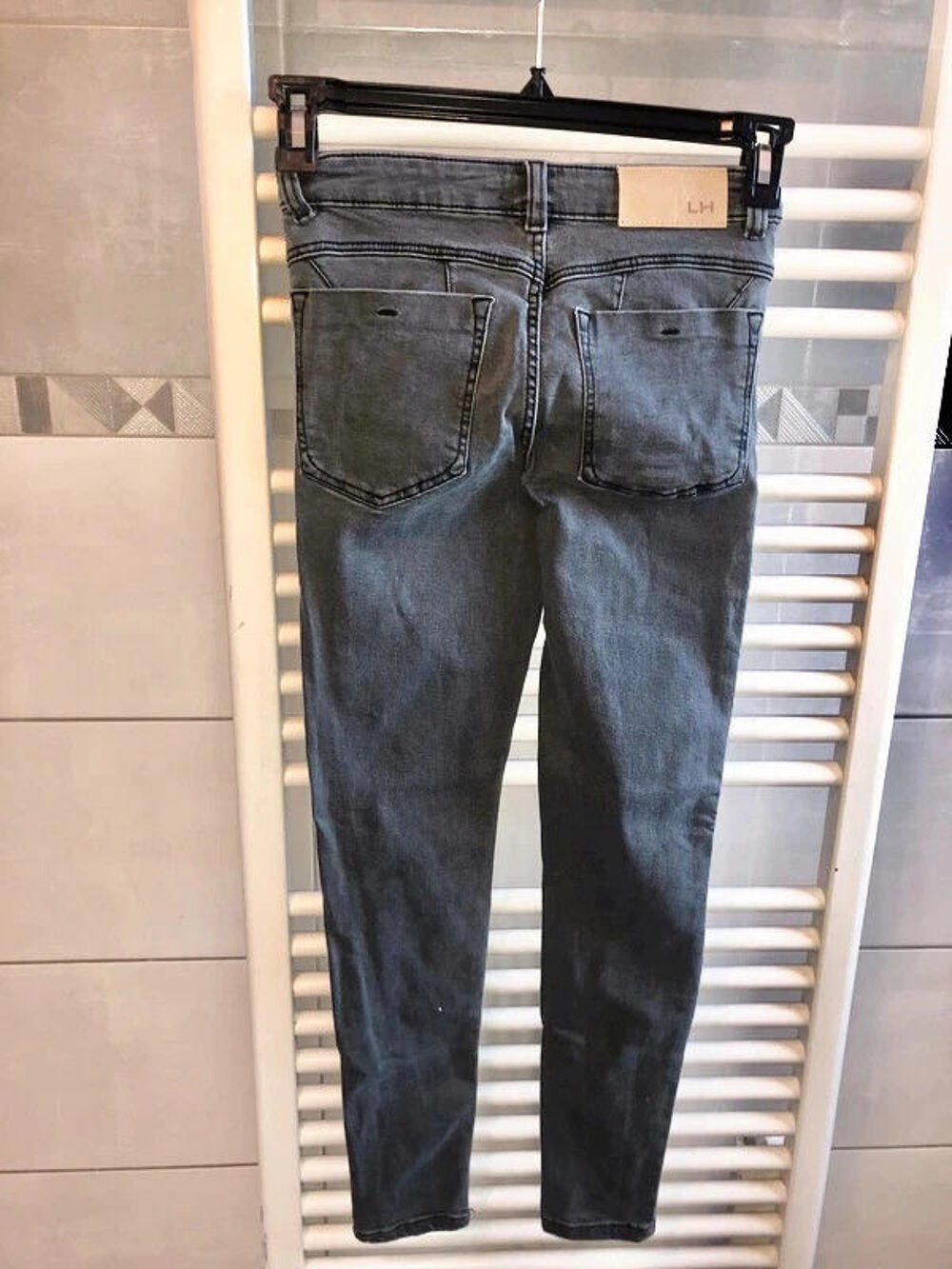 Jeans skinny LH taille XS en tbe &agrave; 8 euros
Vtements