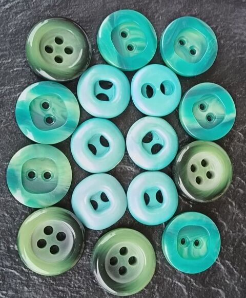 Lot de 16 Boutons  Vert Nature  (Carr�s & Design) - LOT N�22 18 Thonon-les-Bains (74)