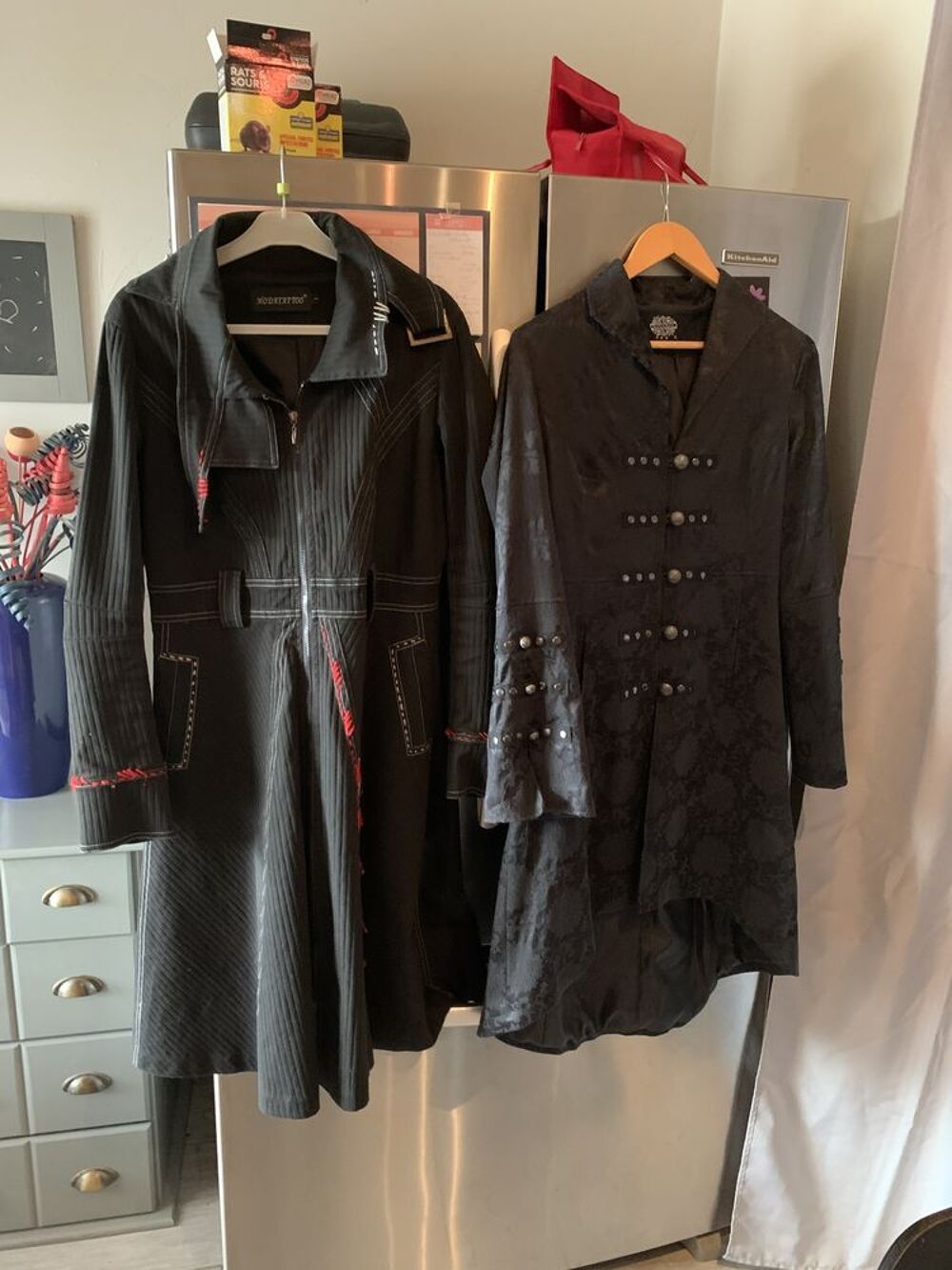 2 manteaux redingotes bon &eacute;tat 15 euros chaque a r&eacute;cup&eacute;rer sur place Vêtements