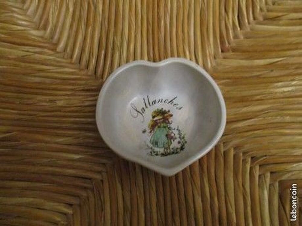 Petit pot forme de coeur dessin petite fille 