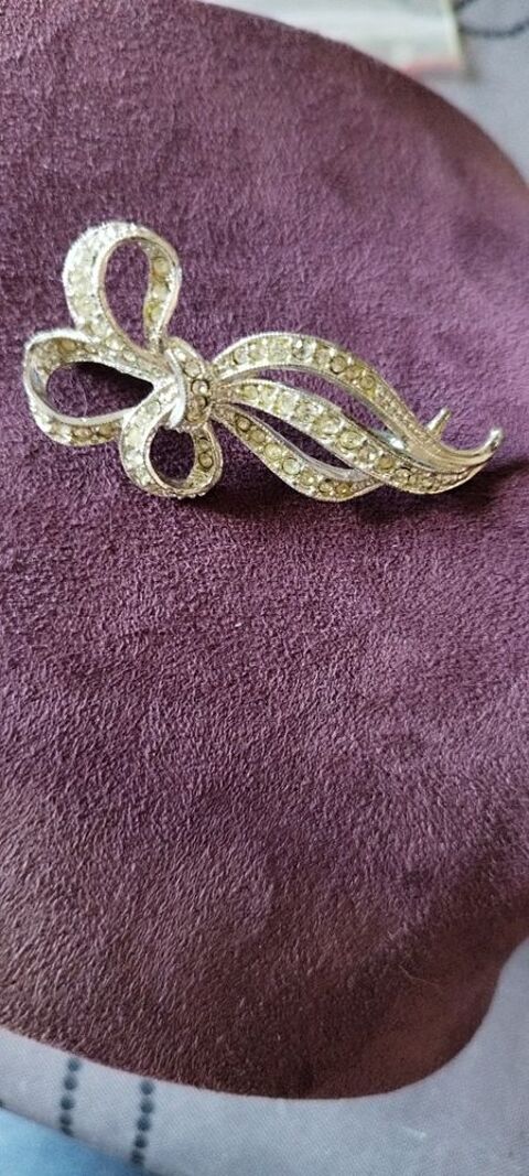 Broche Vintage argente, strass de verre 13 cuisses (71)