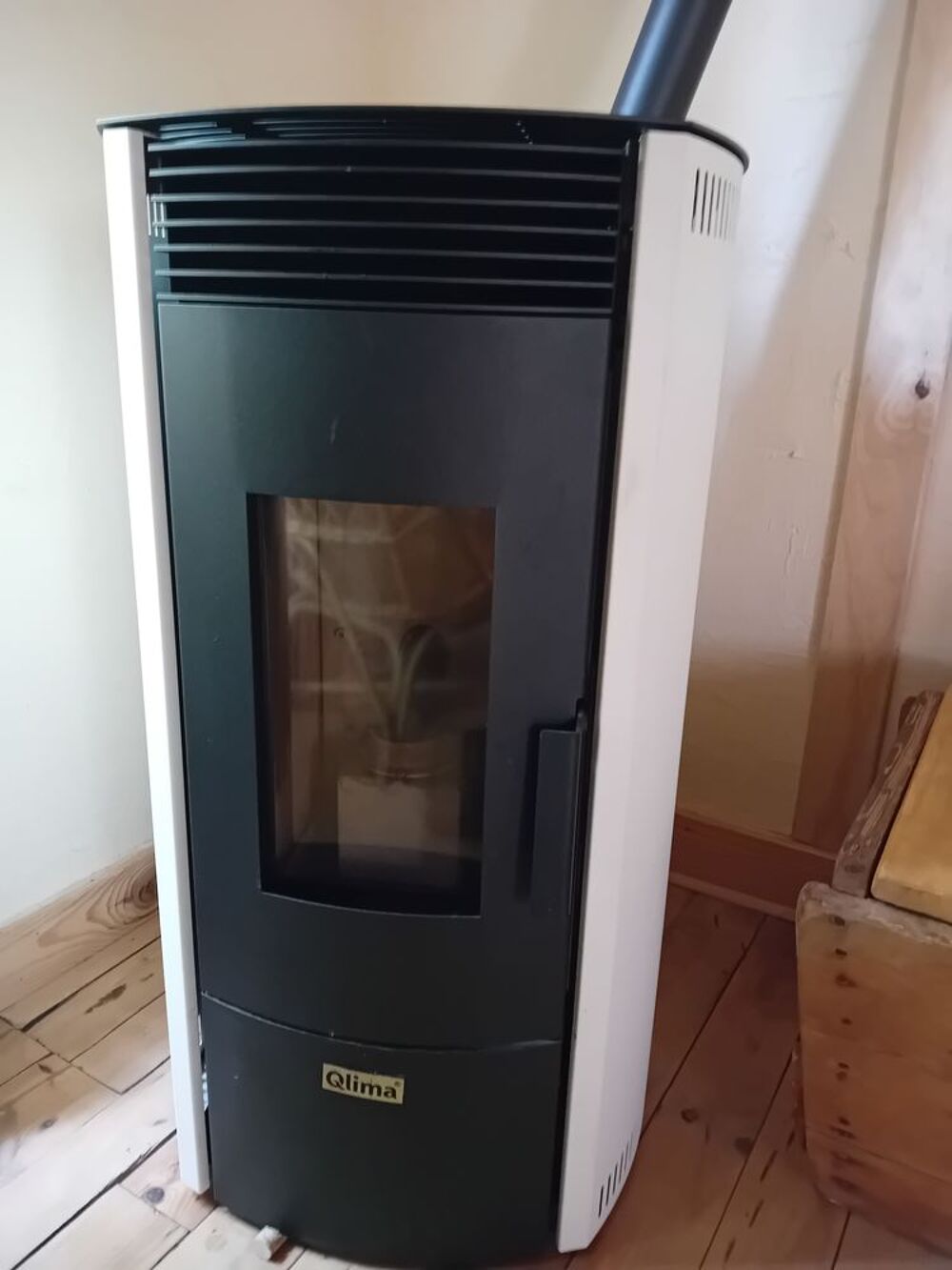 Po&ecirc;le &agrave; granul&eacute;s Qlima. Electroménager