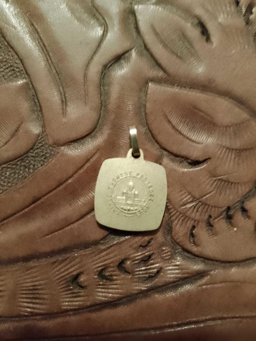 pendentif en m&eacute;tal argent&eacute; et dor&eacute; de sainte Th&eacute;r&egrave;se vintage ann&eacute;es 80. Bijoux et montres