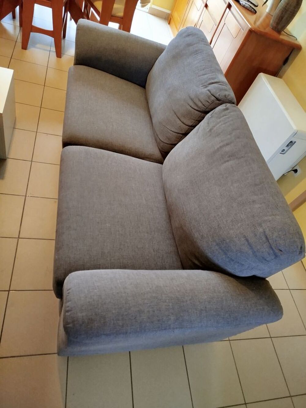 Canap&eacute; 3places en tissu.
Longueur 220 largeur 90 Meubles