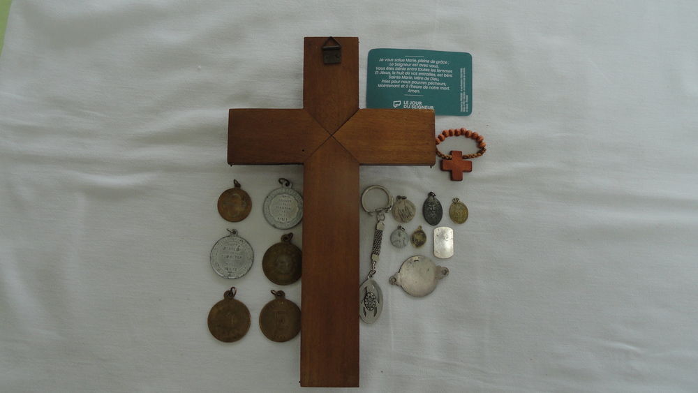 Crucifix , porte cl&eacute; , m&eacute;daillons , &eacute;cussons , St Christophe Décoration