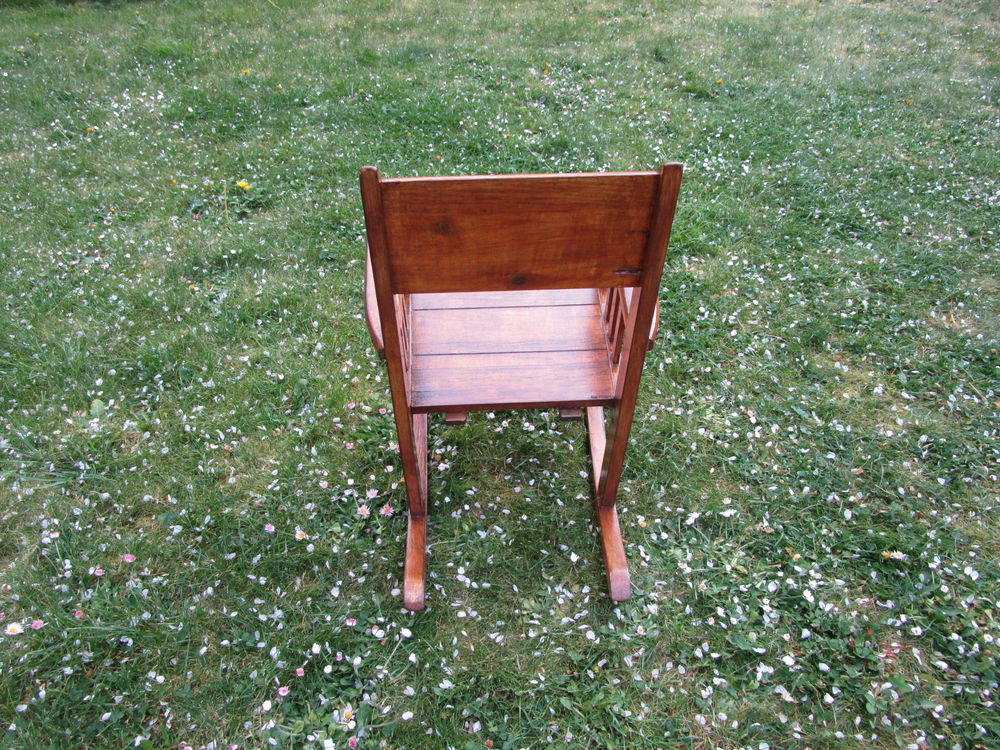TROIS CHAISES UN ROCKING CHAIR + DEUX CHAISES ENFANT Mobilier enfants