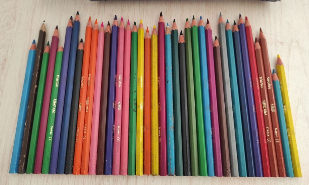 Trousse + taille-crayons + 37 crayons (le lot) 