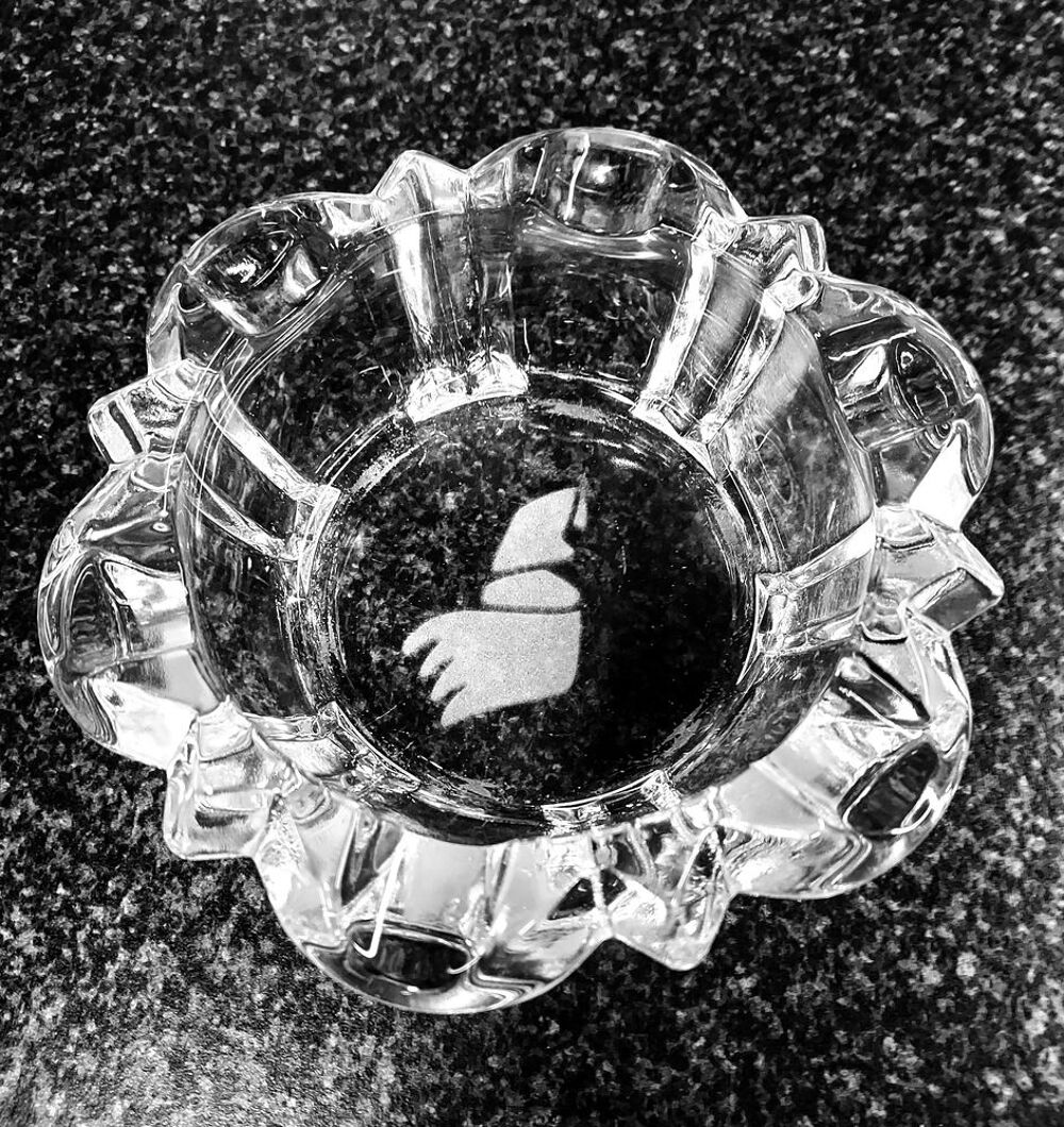 Cendrier lourd avec logo en verre cisel&eacute; 14cm Décoration