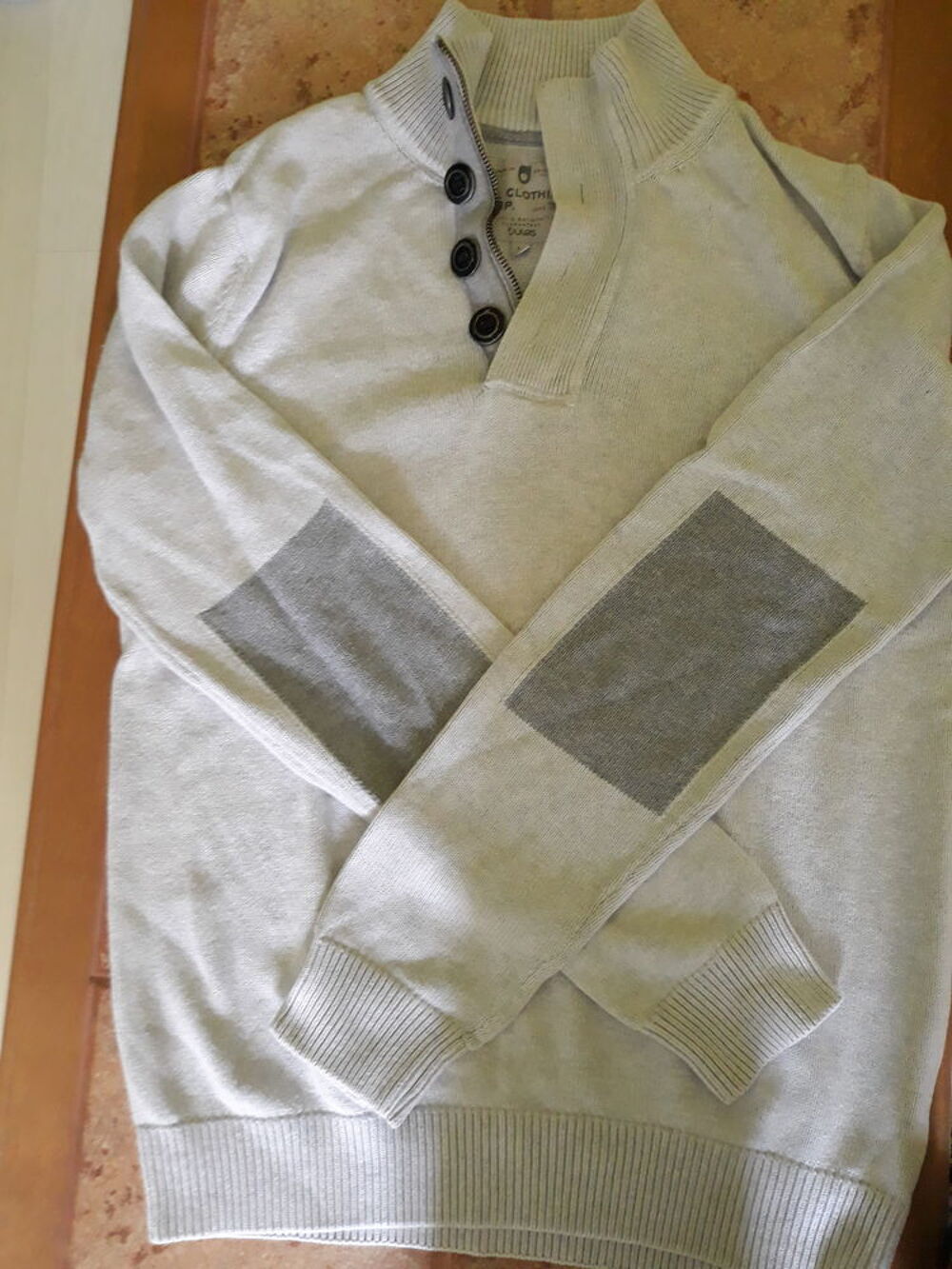 pull de couleur gris clair Vêtements