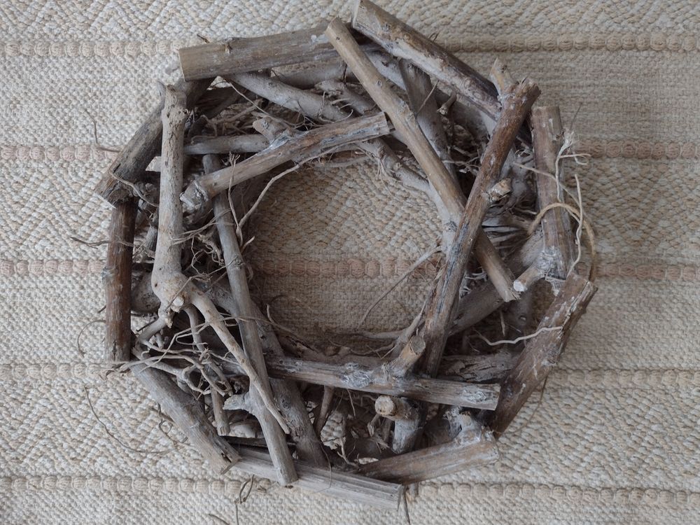 Couronne en morceaux de bois bruts l&eacute;g&egrave;rement lasur&eacute;e Décoration