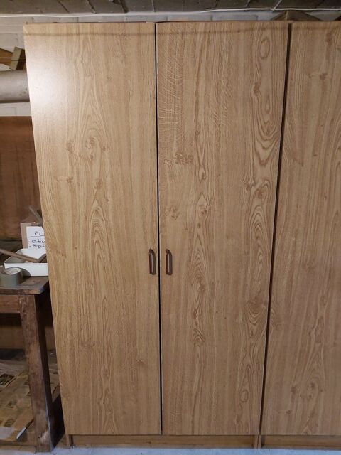 ARMOIRE   2 portes  en tr�s bon �tat.    
40 Valenciennes (59)