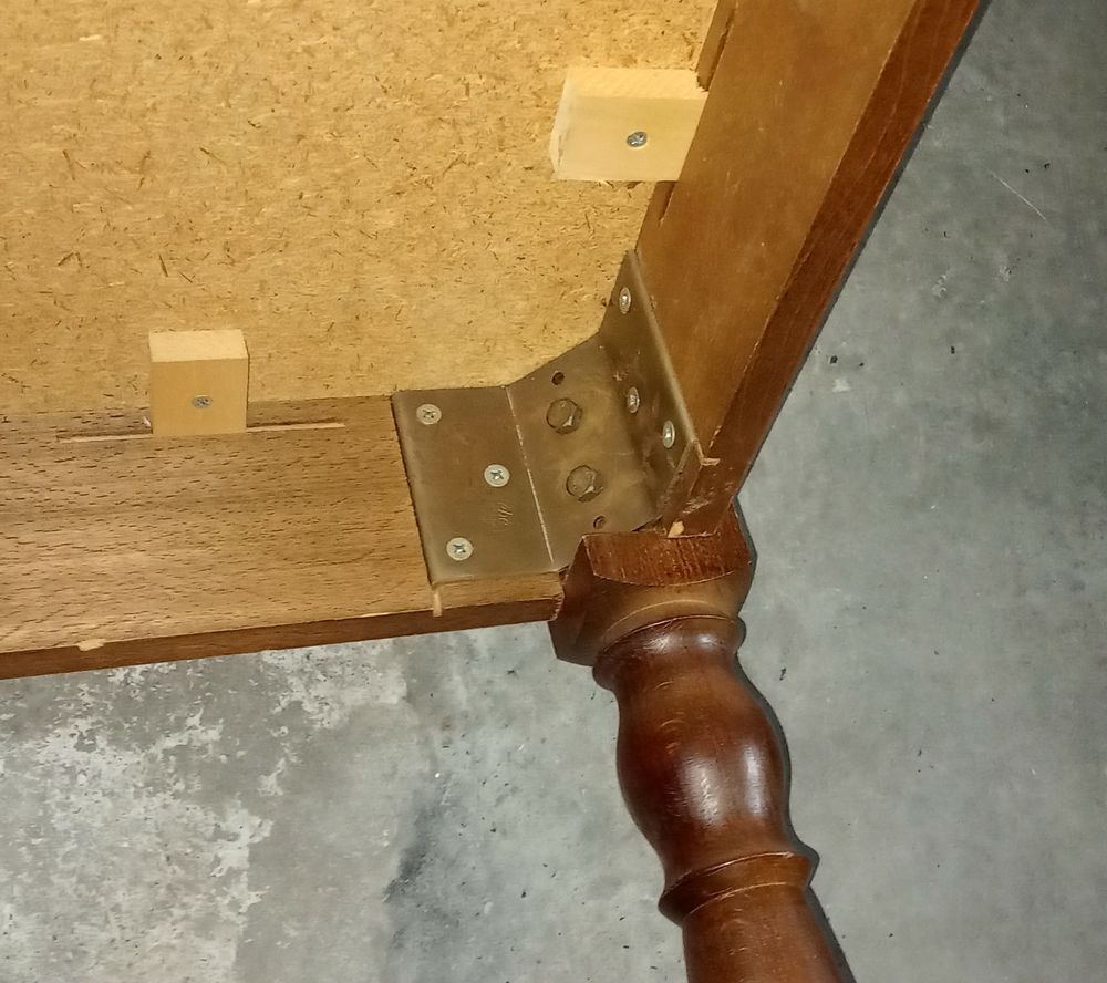 Table carr&eacute;e. Meubles