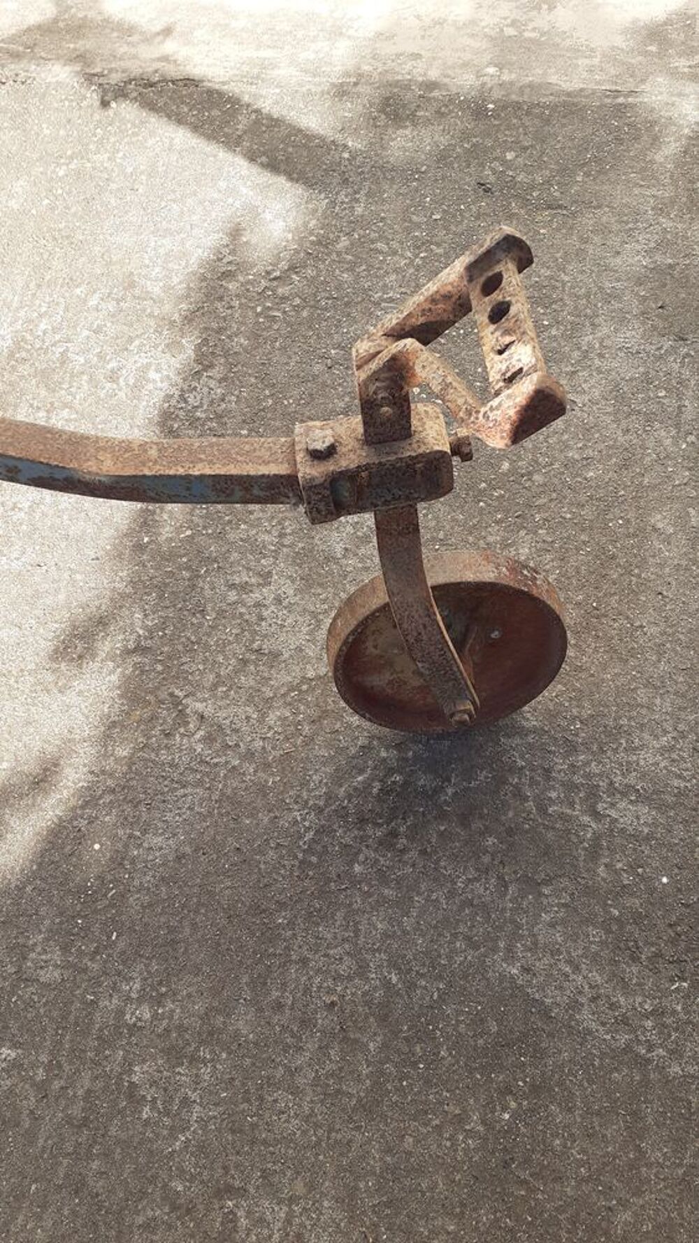 Charrue decavaillonneuse m&eacute;canique en fer Bricolage