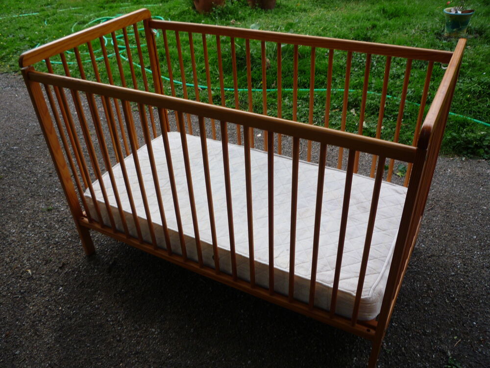 Lit b&eacute;b&eacute;/enfant 
123,5cm x 65cm
h 86,5cm Mobilier enfants