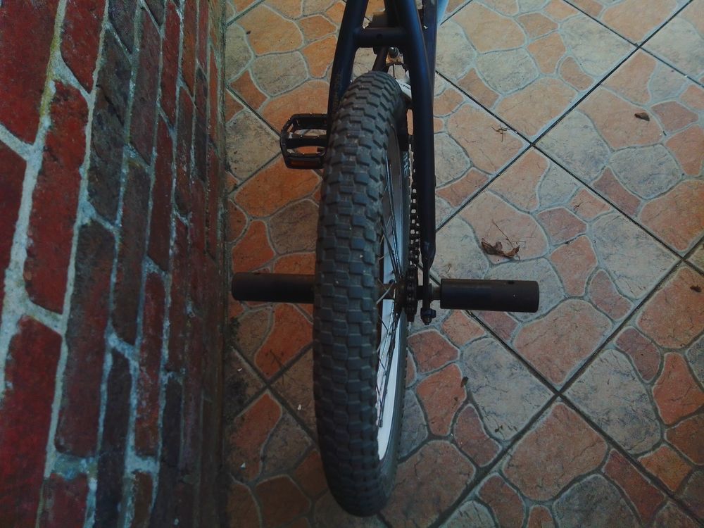 v&eacute;lo BMX noir Vélos