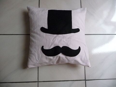 Coussin rose pâle motif chapeau et moustache - NEUF 10 Celles-sur-Belle (79)