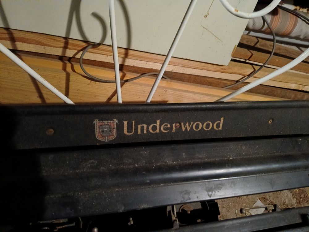 Ancienne machine &agrave; &eacute;crire Underwood 