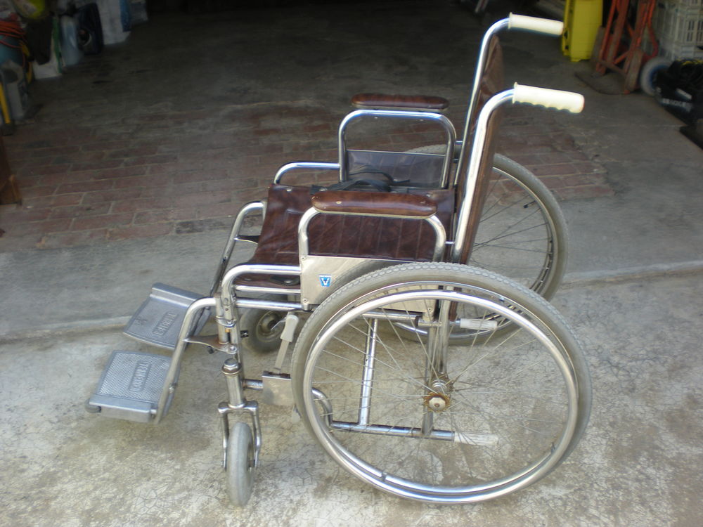 Fauteuil Roulant pour personne &agrave; mobilit&eacute; r&eacute;duite Puriculture