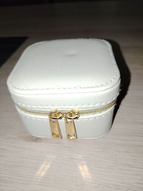 Petite bo�te � bijoux
5 Maubeuge (59)