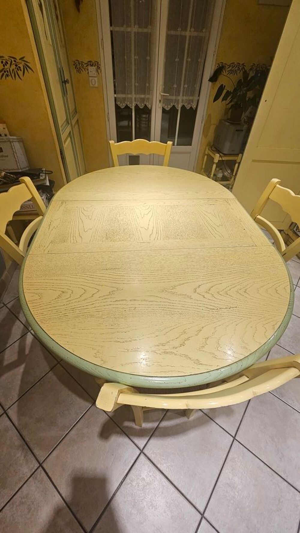 Ensemble table de cuisine proven&ccedil;ale avec 4 chaises et 2 tab Meubles