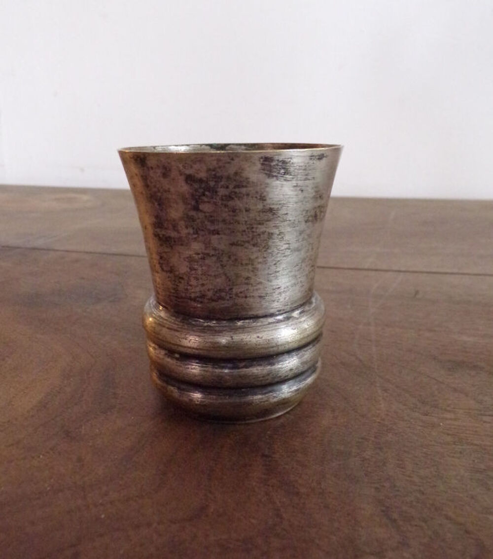 Gobelet en argent poin&ccedil;onn&eacute; avec base cannel&eacute;e Décoration